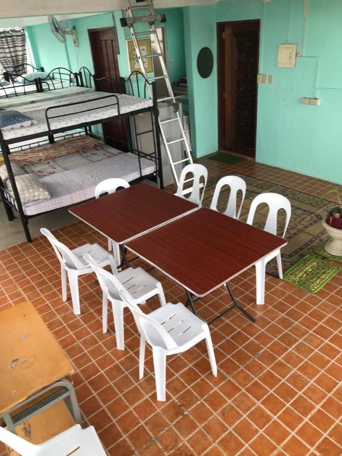 Ferienwohnung The Mansion - Backpackers Near Airport Manila Exterior foto