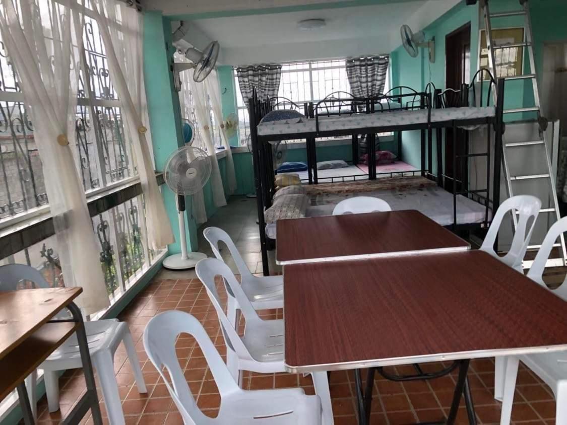 Ferienwohnung The Mansion - Backpackers Near Airport Manila Exterior foto