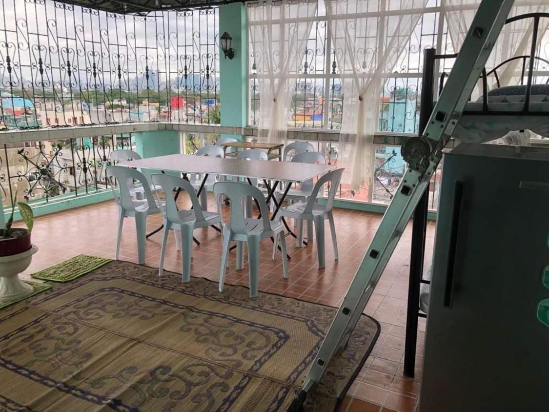 Ferienwohnung The Mansion - Backpackers Near Airport Manila Exterior foto