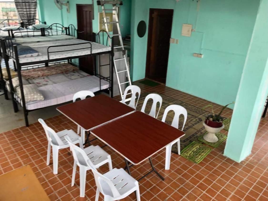 Ferienwohnung The Mansion - Backpackers Near Airport Manila Exterior foto
