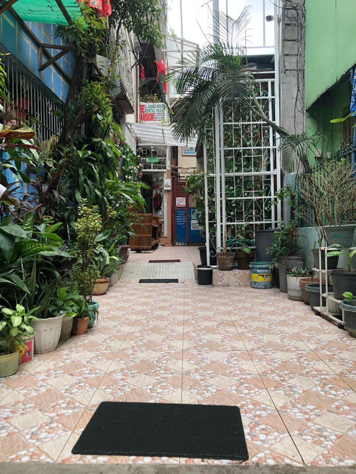 Ferienwohnung The Mansion - Backpackers Near Airport Manila Exterior foto